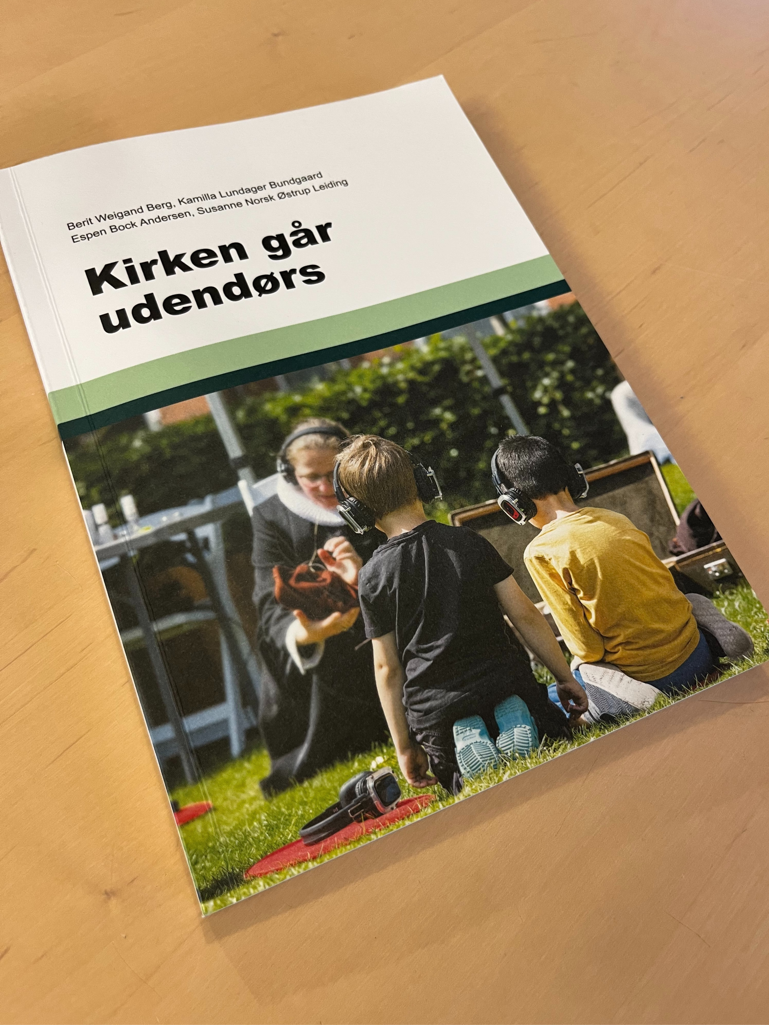 Kirken går udendørs